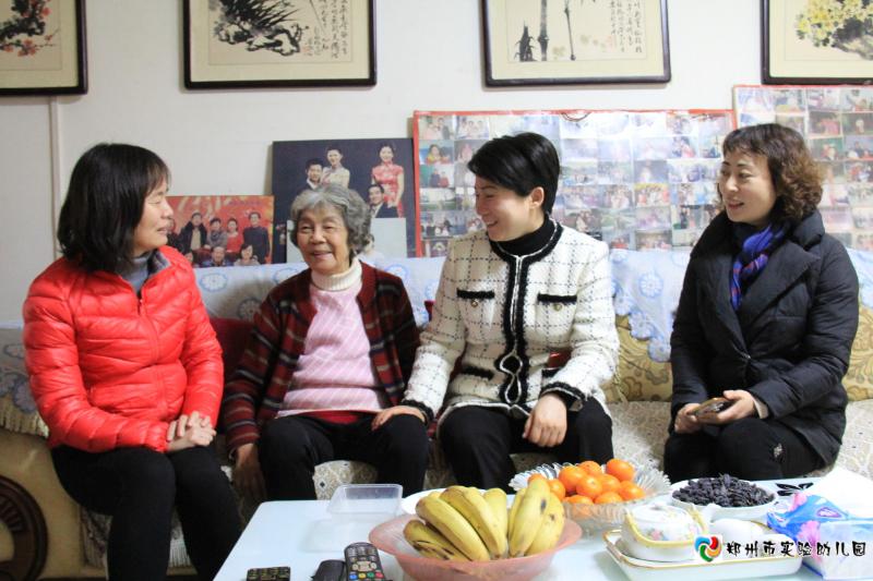 3.慰问组一行同老干部们亲切交谈闲话家常.JPG