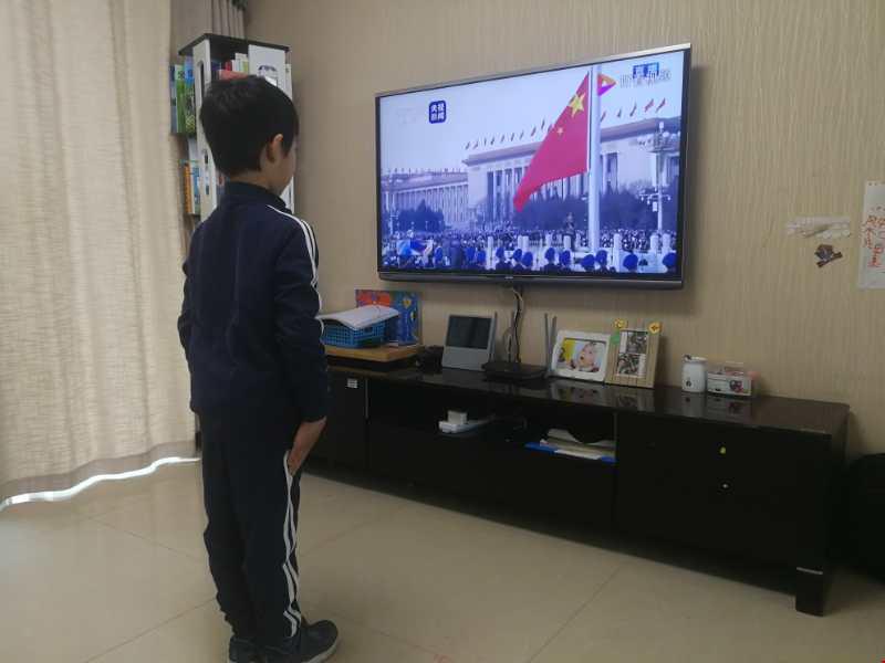 4.孩子在家观看全国哀悼直播活动.jpg