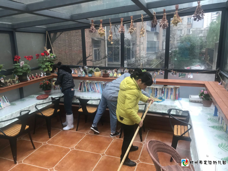 4市实验幼儿园发动教职工开展周未大扫除活动.png