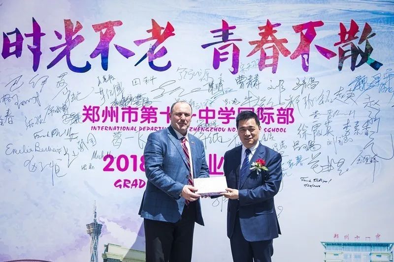 郭勤学校长和frank校长在毕业墙前合影_副本.jpg