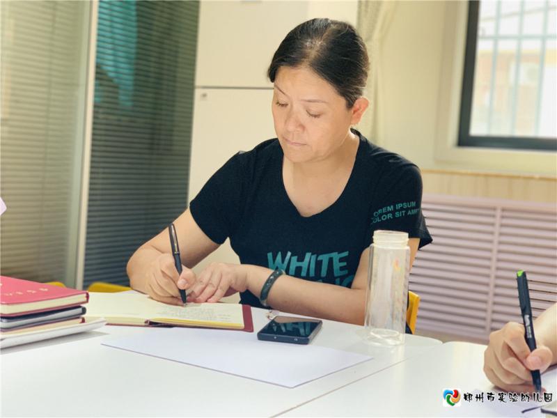 4保教主任刘莹认真记录教师总结内容.jpg