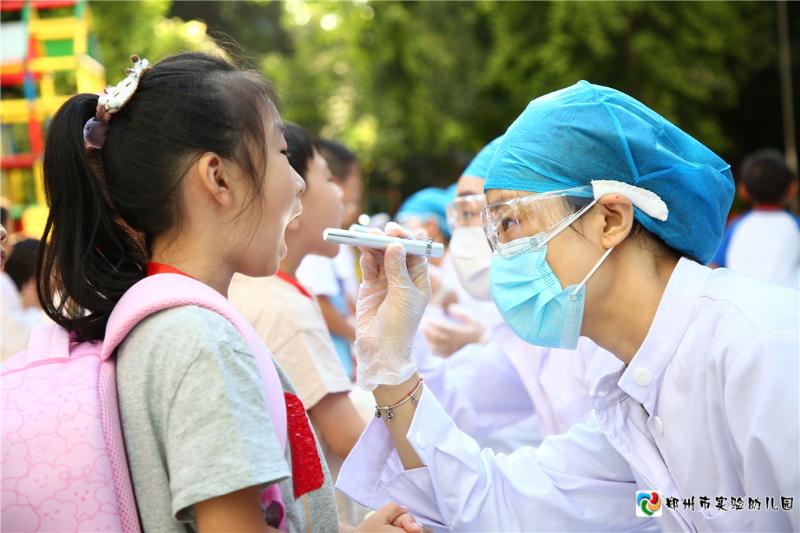 5f4f48fe4e5a8.jpg 2.张开小嘴巴,保健老师要晨检啦!.jpg