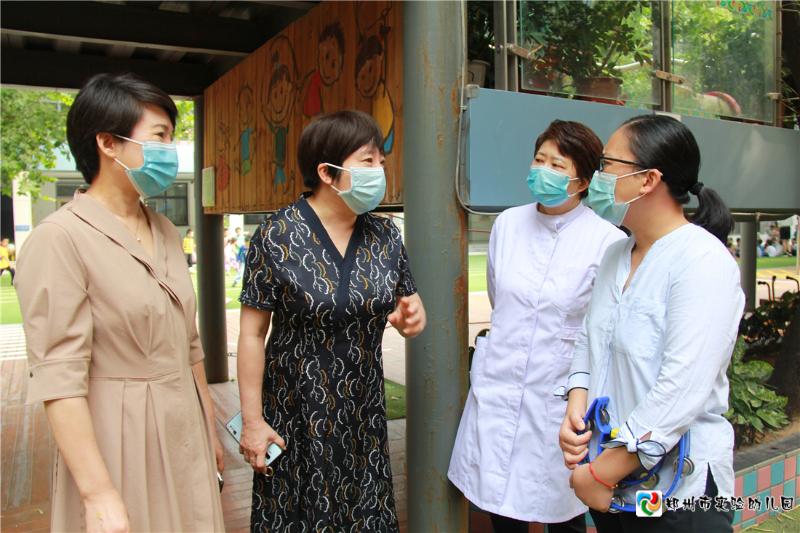 1.郑州市实验幼儿园健康副园长成怡冰与老师交流孩子健康情况.jpg