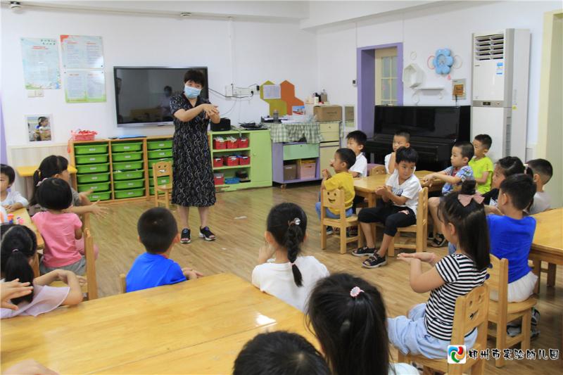 2.健康副园长成怡冰在班级中为孩子们讲解七步洗手法.jpg