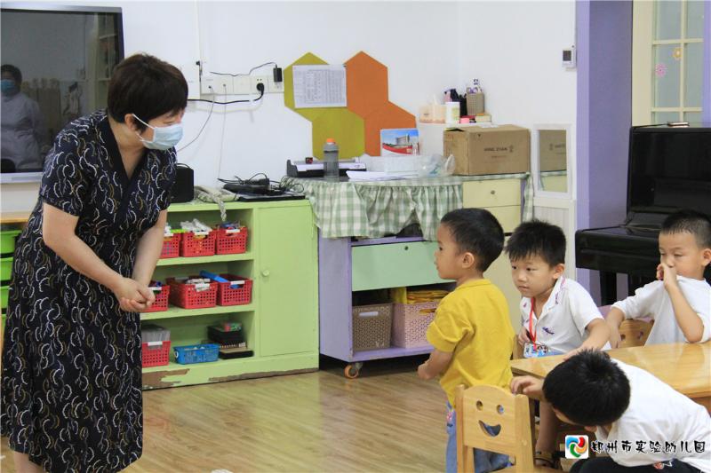 3.健康副园长成怡冰回答孩子们的提问.jpg