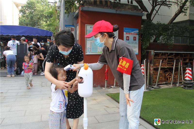 4市实验幼儿园园长郝江玉每天参与接孩子入园.jpg