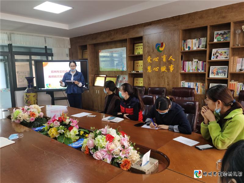 老师们认真聆听参赛教师案例分析并记录.jpg