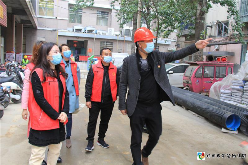 百花社区主任介绍小区改造情况.jpg