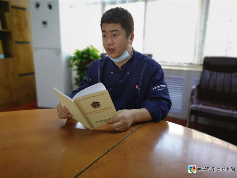 2.炊事班王少辉组长传达食品安全相关会议精神.jpg