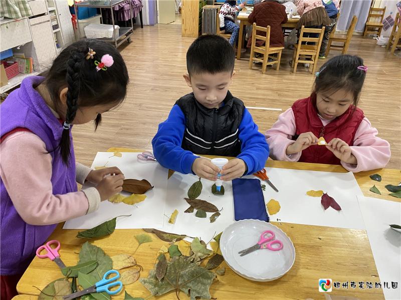 5.大班幼儿正在制作落叶拼贴画.jpg