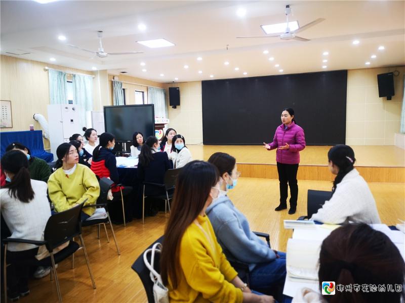 1.保教主任张霞主持本次“生活即教育”主题教研活动.jpg