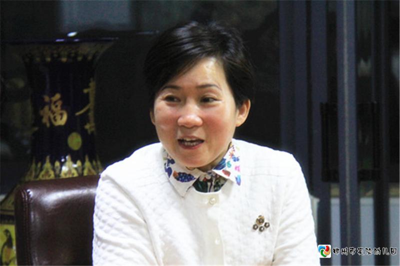 2郑州市实验幼儿园园长郝江玉对新闻小组的工作给予了高度肯定.jpg