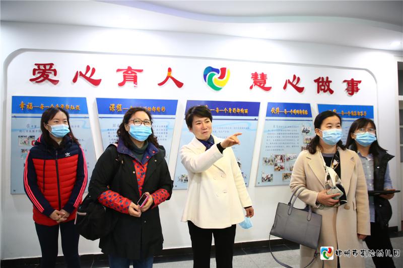 2.评估组一行认真聆听着郝江玉园长对园所文化的讲解.jpg