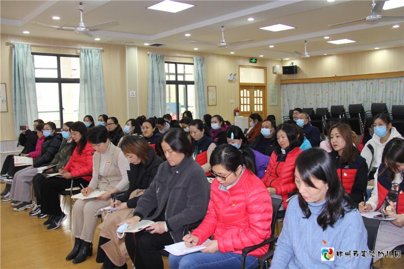 3.全体党员同志认真聆听党课.jpg