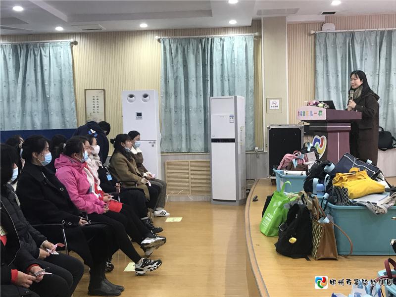 1.市实验幼儿园副园长张雪为参赛选手讲解比赛流程及注意事项.jpg