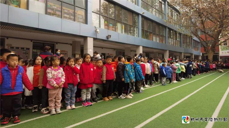 1.全体幼儿参加”爱惜粮食、勤俭节约“主题教育活动启动式.jpg