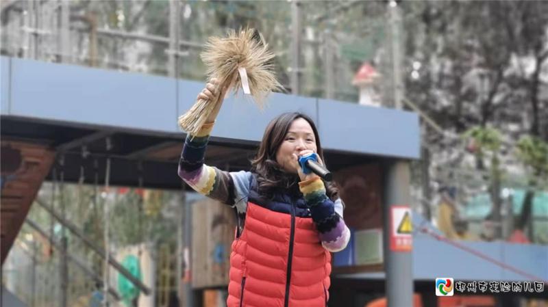 3.党总支书记张莉向孩子们介绍常见农作物.jpg