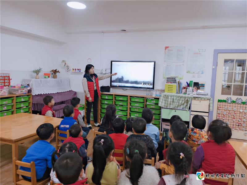 5教师在课堂上开展爱国主义教育活动.jpg