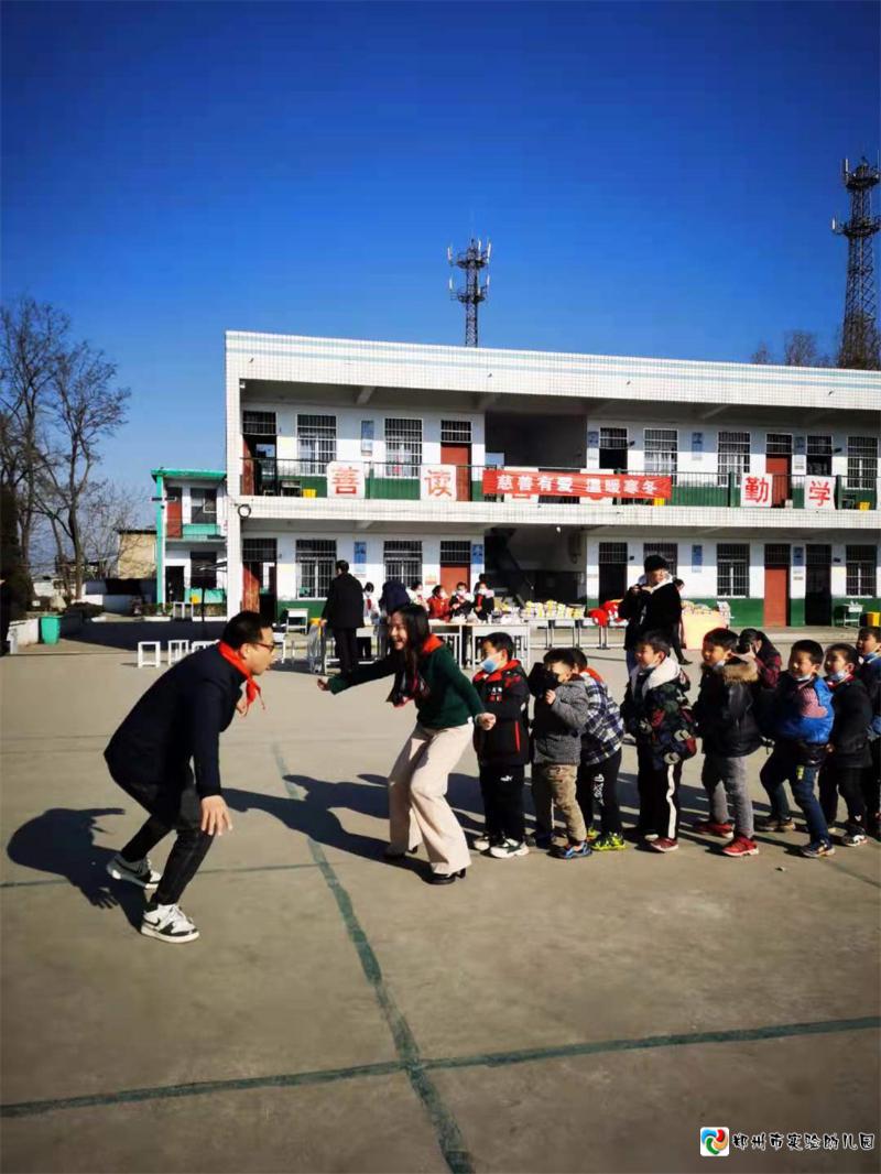 6.党总支书记张莉带着刘家沟小学的孩子们一起做游戏.jpg