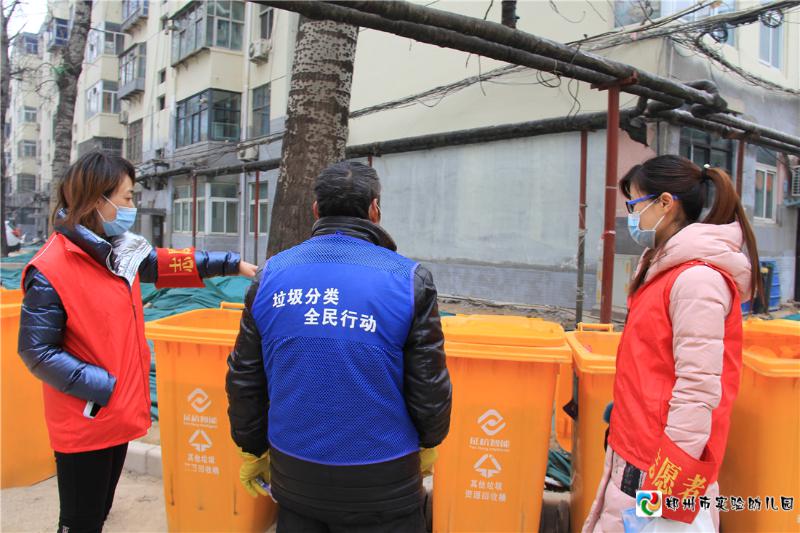 1.志愿者和社区垃圾分类督导员进行沟通.jpg