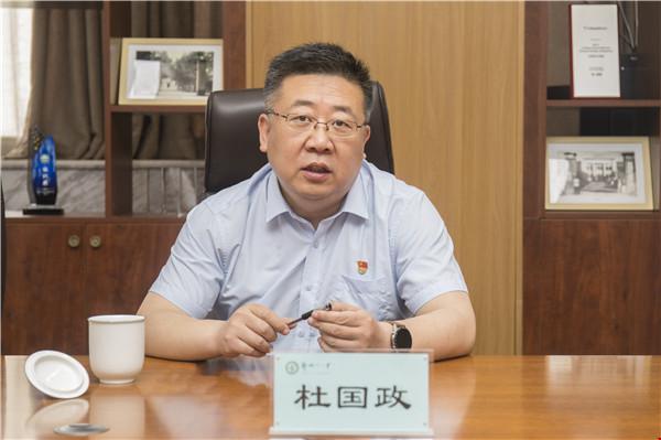 市纪委监委驻市教育局纪检监察组组长杜国政为郑州11中师生上思政课