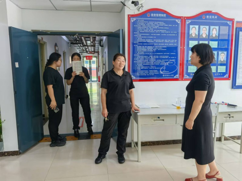 工会主席张恺在女生宿舍与教官汇总安全隐患.jpg