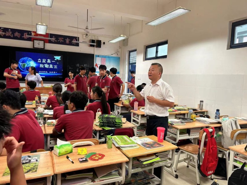副校长郭鹏在教室内与学生安全委员核对班级安全隐患.jpg