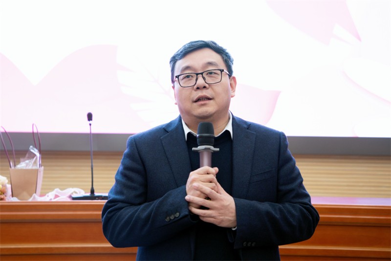 2学校工会副主席陈志伟致节日贺词.jpg