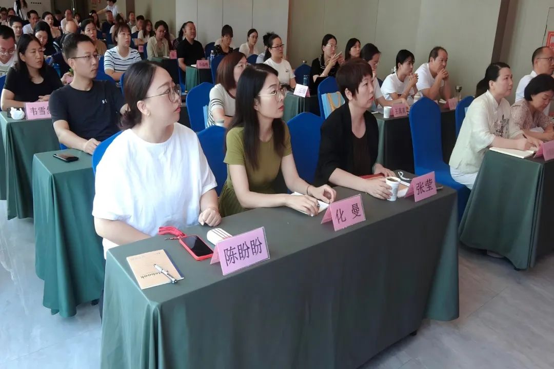 3.郑州11中学校领导出席活动.jpg