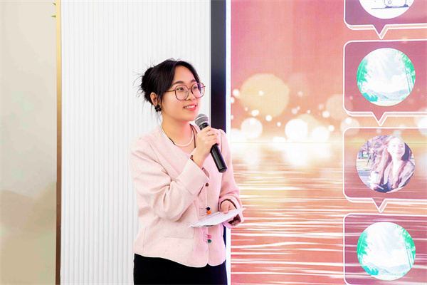 69abb1025f200.jpg 刘欣悦老师主持.jpg